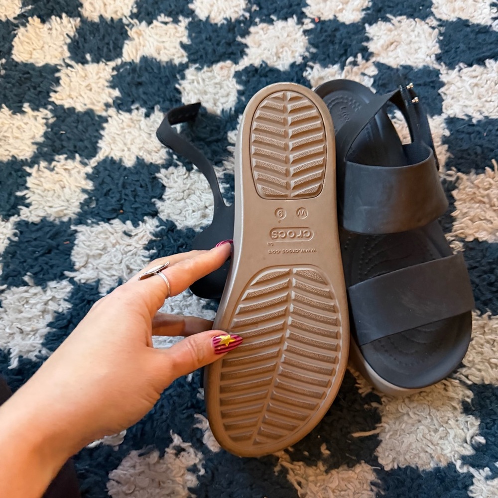 Woman’s CROCS  Low Wedge black platform sandal. - Picture 3 of 4